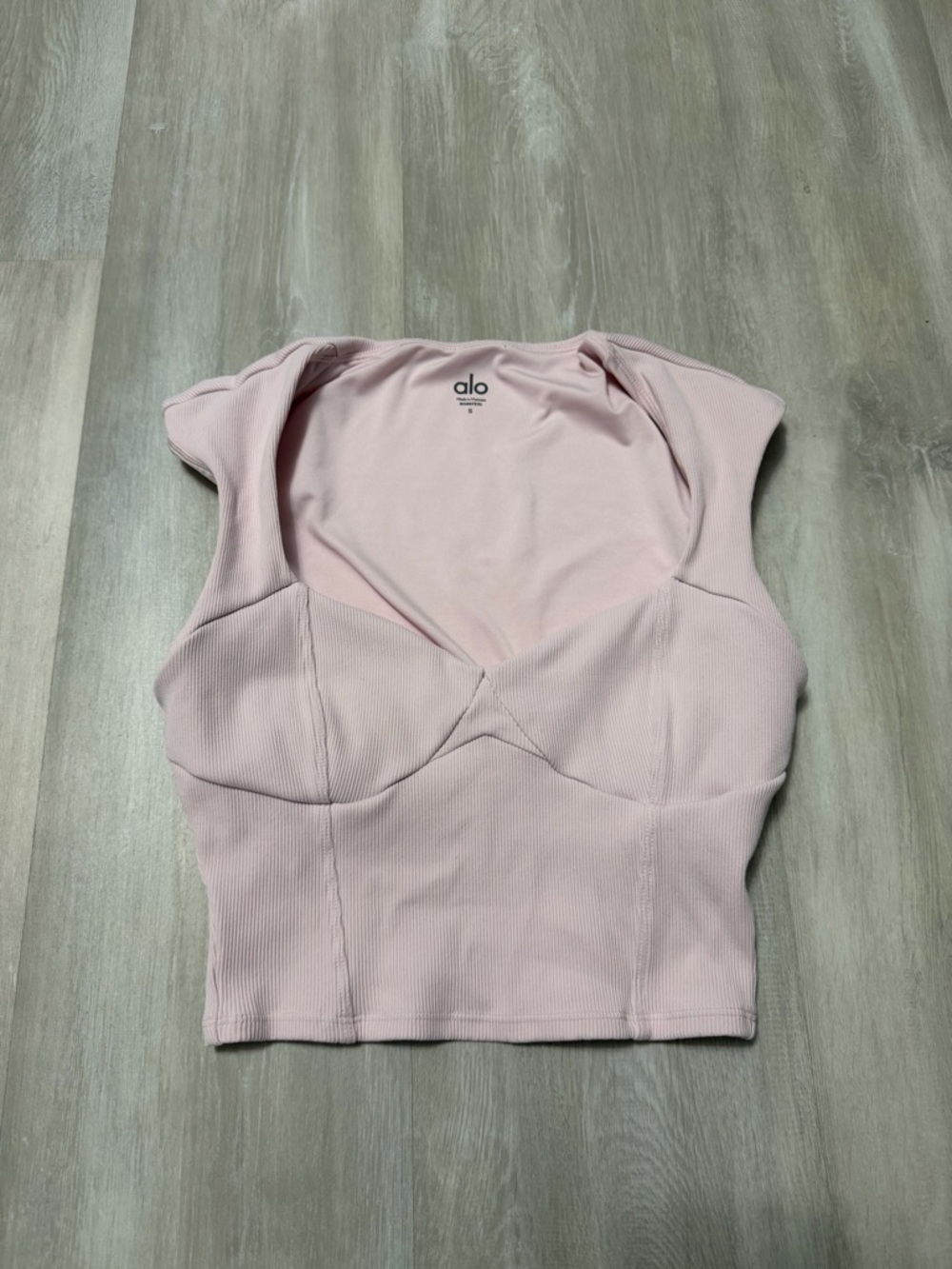 ALO YOGA RIBBED SWEETHEART SHORT SLEEVE TOP